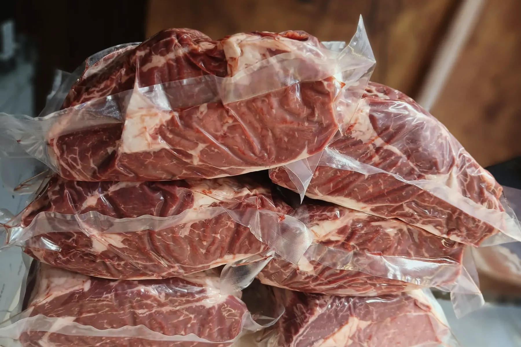 Vakumlu paketlenmiş antrikotlar üst üste